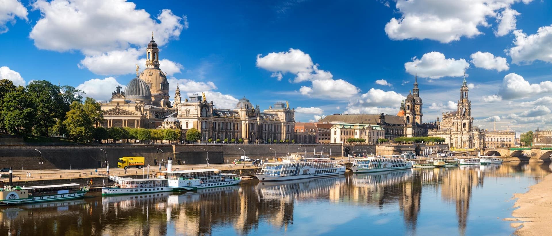 Bartsch & Weickert Transporter unterwegs auf dem Terrassenufer in Dresden