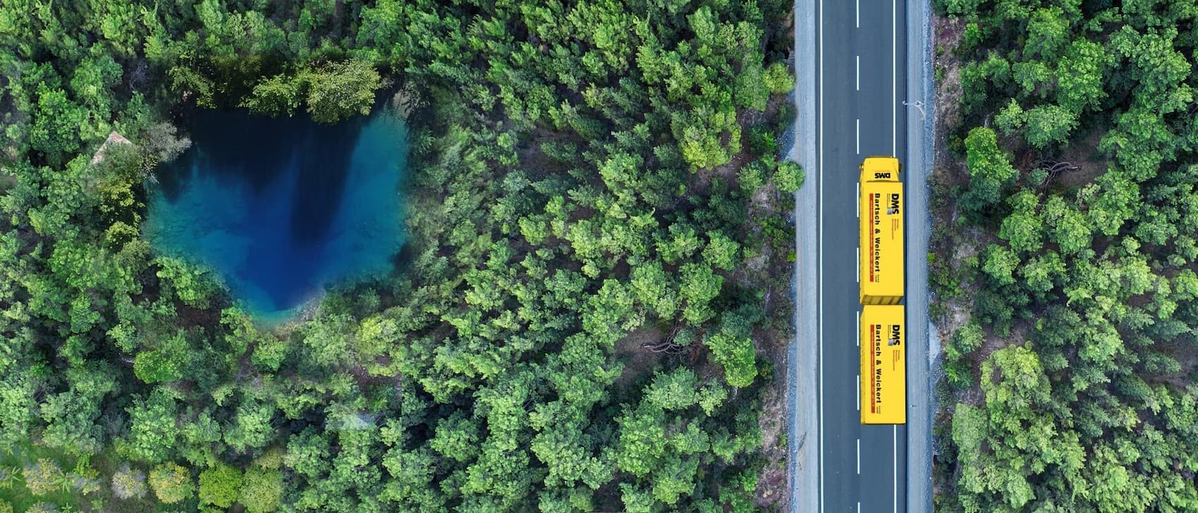 Bartsch & Weickert Transporter unterwegs auf der Straße umgeben von Wald