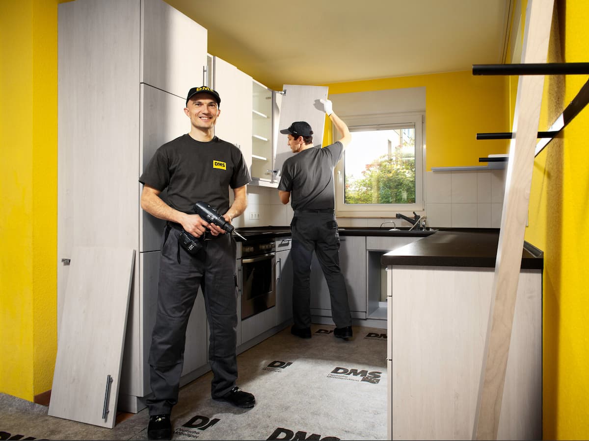 Küchenmonteure bauen eine Küche auf