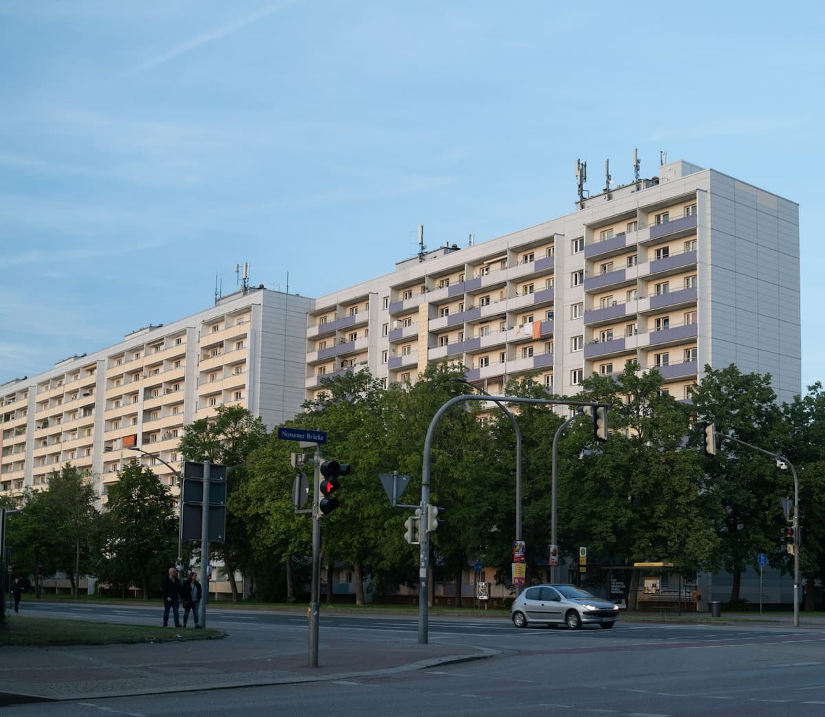 Häuserreihe an einer Straßenkreuzung in Dresden